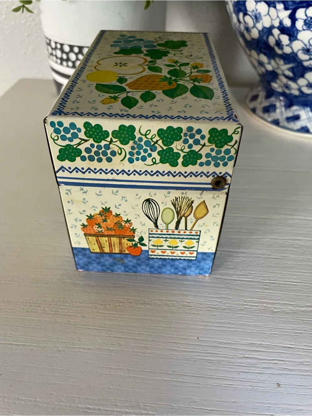 Hallmark (USA) Retro Metal Rectangle ~ Recipe Box ~ Country Farmhouse Fruit